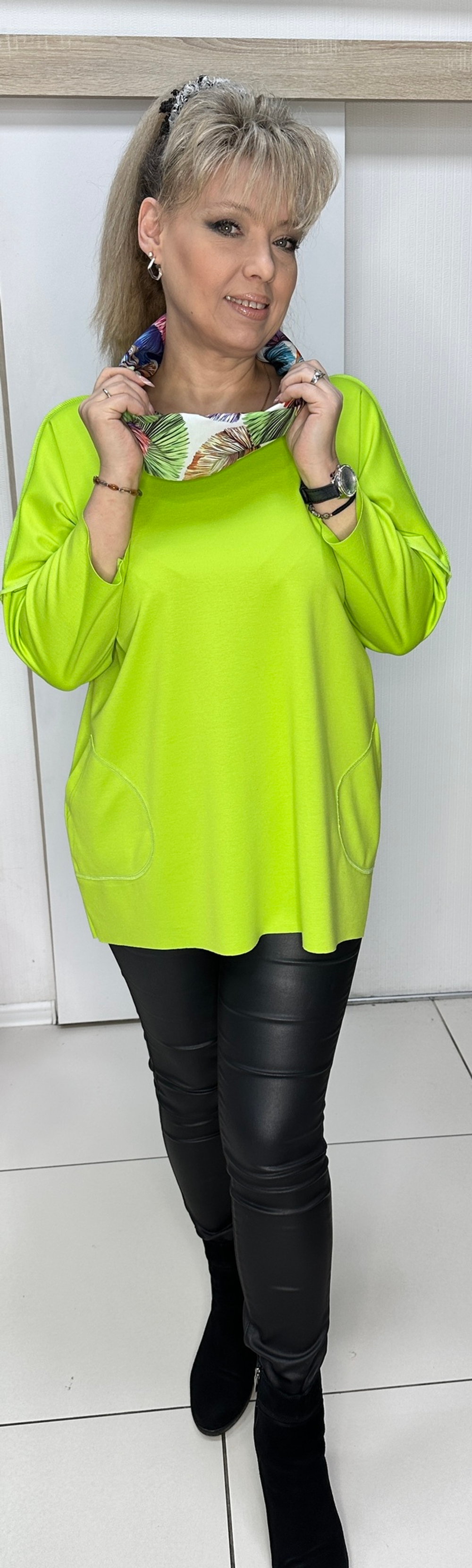 Удлиненная туника с цветным хомутом в яблочном цвете