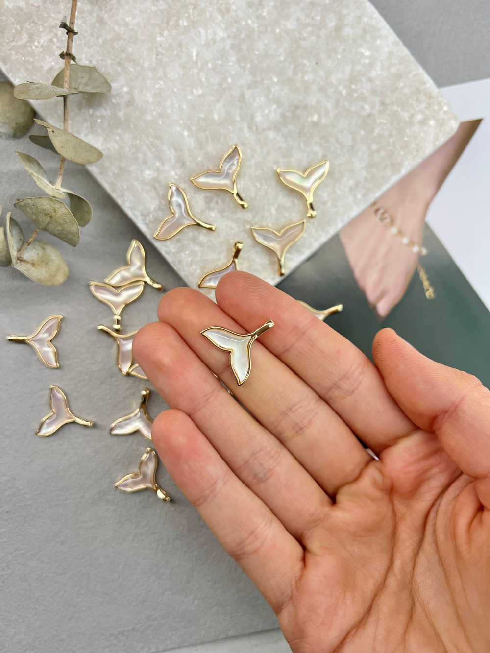 Подвеска «Хвост кита» 18 мм, позолота 14k, натуральный перламутр+смола