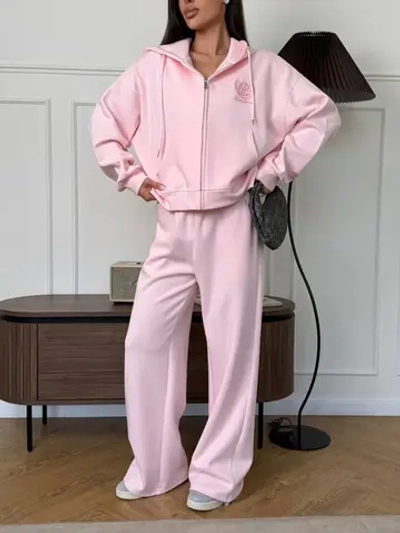 Спортивный костюм на весну с капюшоном