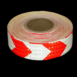 Светоотражающая лента красно-белая (стрелка) 50 мм х 45 м