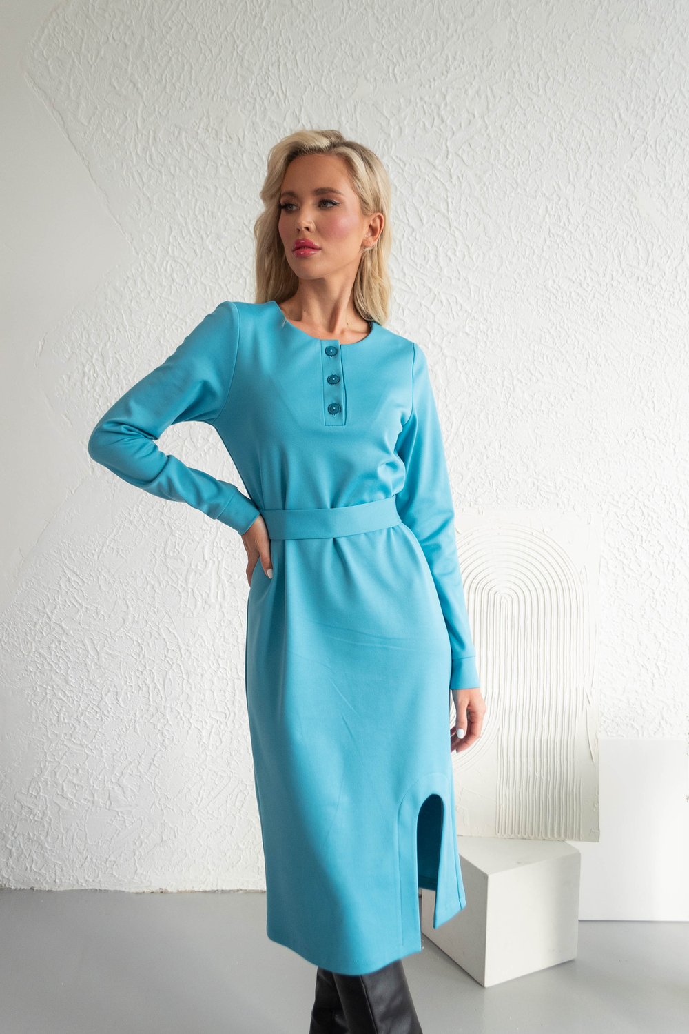 Платье голубого цвета из трикотажа джерси