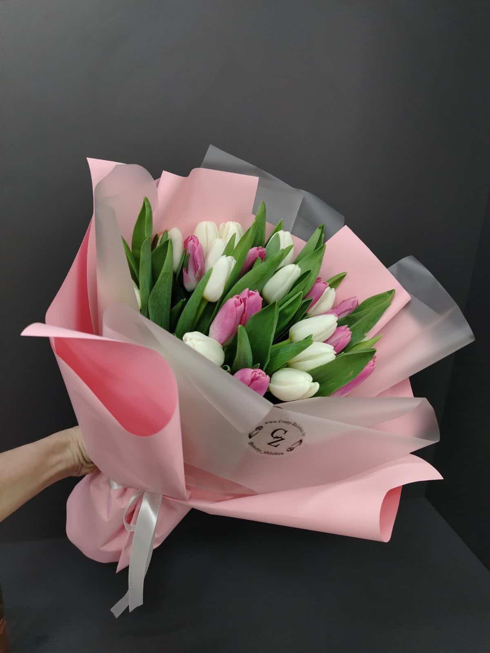 27 белые тюльпаны с розовыми