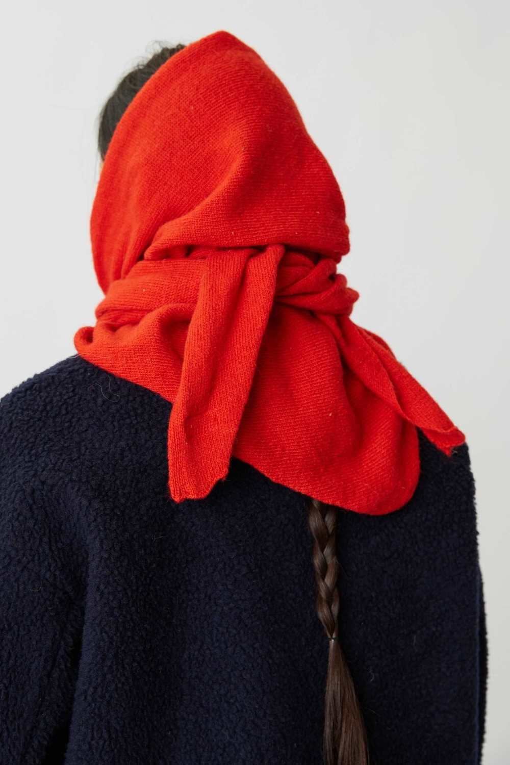 Косынка из шерсти красного цвета