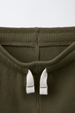 ZARA КОМПЛЕКТ ИЗ ТОПА И ШОРТОВ-БЕРМУДОВ ИЗ РИФЛЕНОГО ТРИКОТАЖА, ТЕМНО-КОРИЧНЕВЫЙ