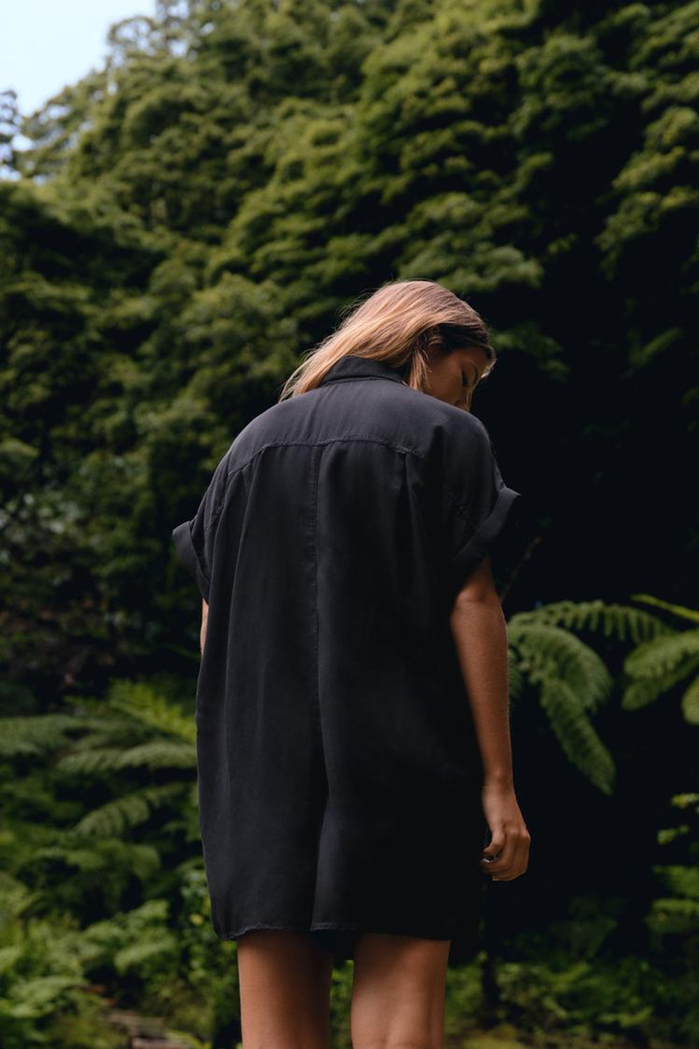 ZARA КОМБИНЕЗОН ИЗ СТРУЯЩЕЙСЯ ТКАНИ С КАРМАНАМИ, ЧЕРНЫЙ