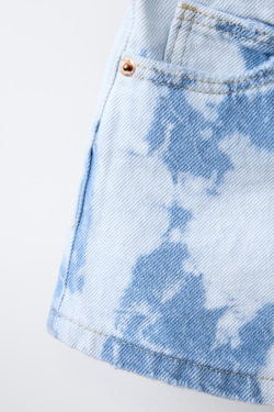 ZARA ДЖИНСОВЫЕ ШОРТЫ С ПРИНТОМ ТАЙ-ДАЙ, ГОЛУБОЙ