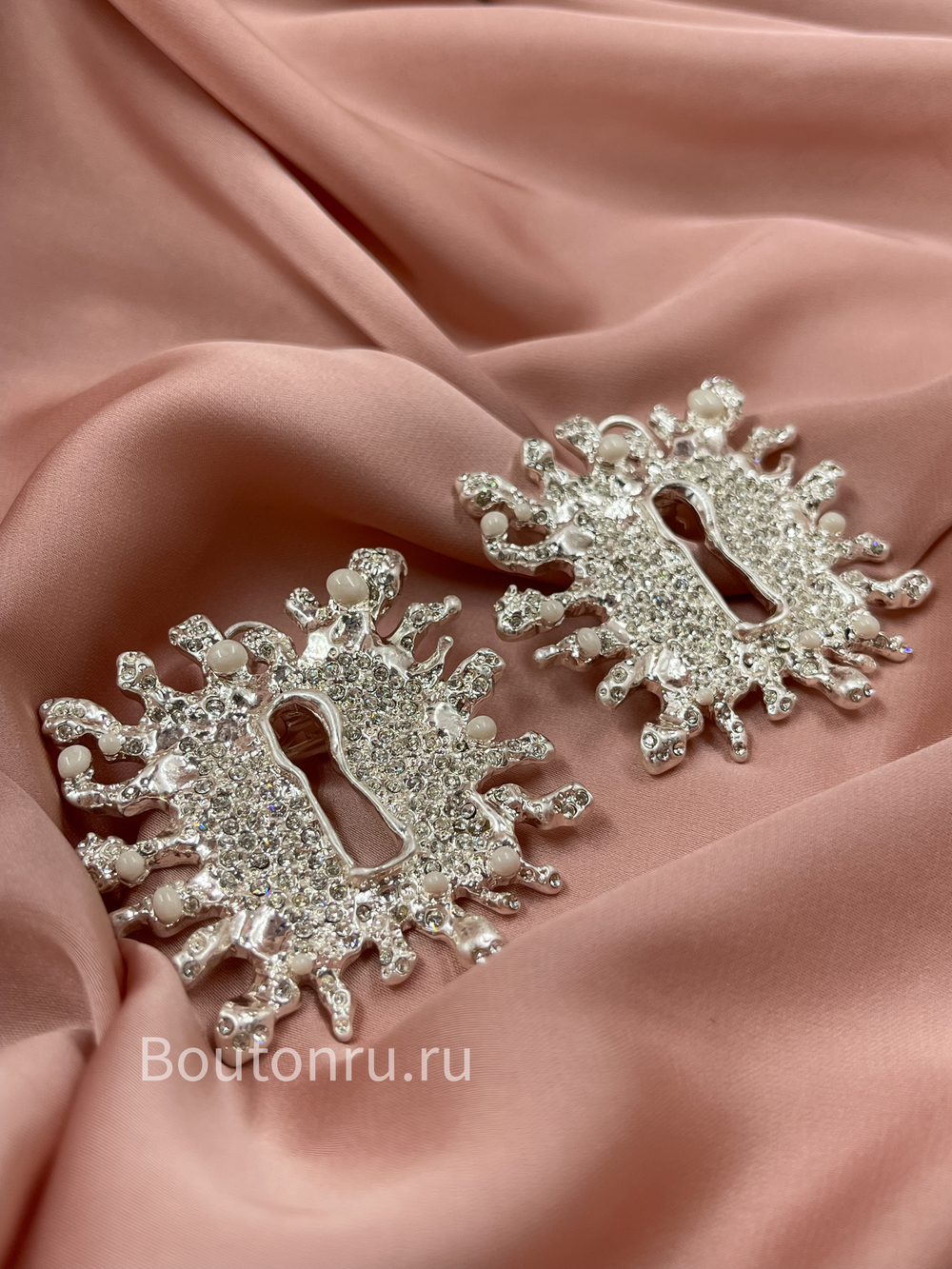 Серьги Скиапар. серебряные с замочной скважиной со стразами