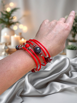 Браслет с бусинами гибкий красный