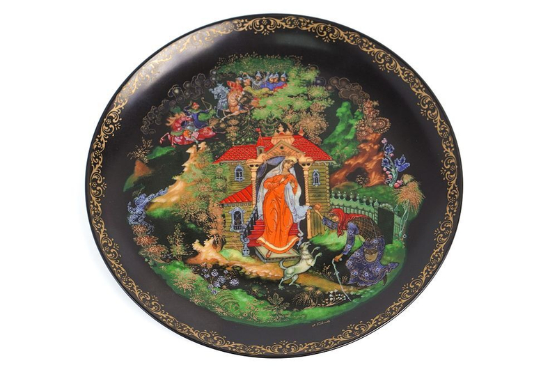 Лимитированная декоративная настенная тарелка из серии «Русские сказки» с иллюстрацией Александра Ковалева по мотивам поэмы А. С. Пушкина «Сказка о мертвой царевне и о семи богатырях»