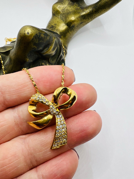 Кулон бант с кристаллами на цепочке