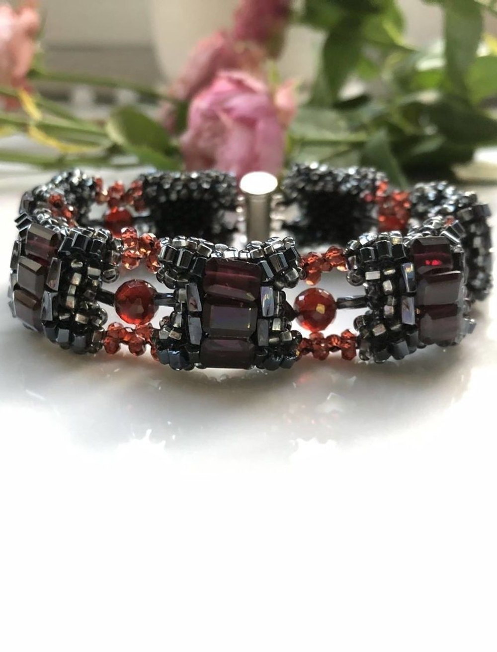 Браслет из бисера "Аделиса" ручной работы с камнем Гранат