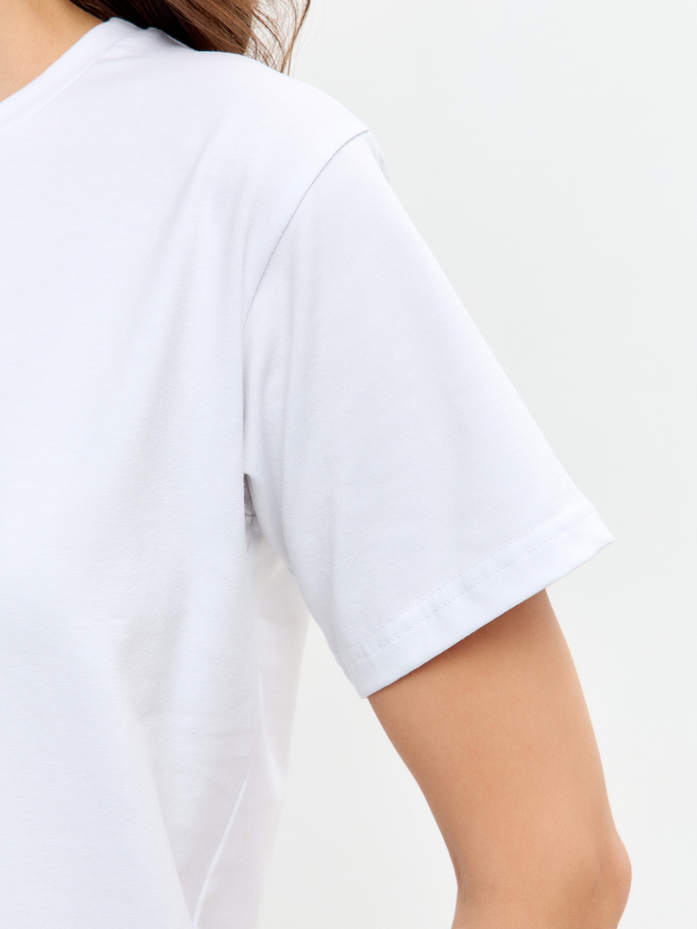 Классическая базовая футболка полуприлегающего силуэта