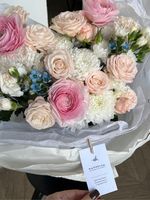 Букет из ранункулюсов, оксипеталума, хризантемы и диантусов