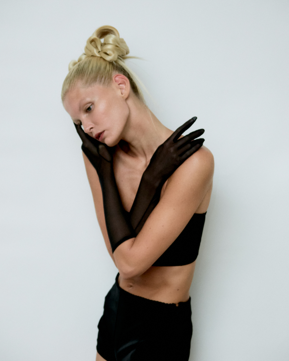 Перчатки из черной сетки до уровня локтя