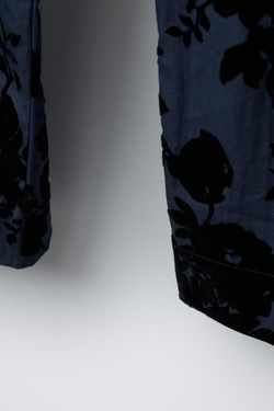 ZARA БРЮКИ ПРЯМОГО КРОЯ С РЕЛЬЕФНЫМ ЦВЕТОЧНЫМ ПРИНТОМ, СИНИЙ