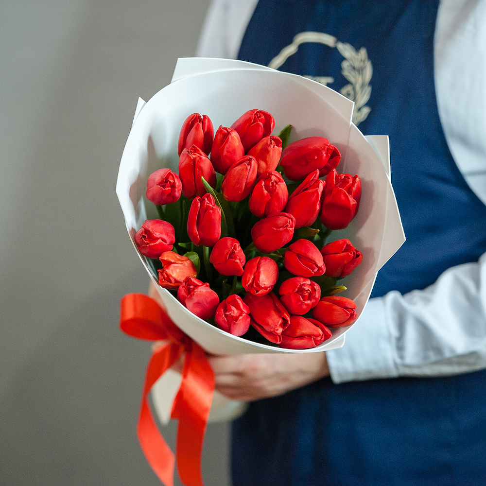 Красные тюльпаны в белом оформлении
