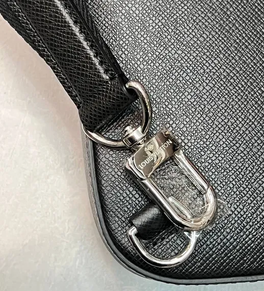 Сумка-слинг Louis Vuitton Avenue NM кожа Taiga Black