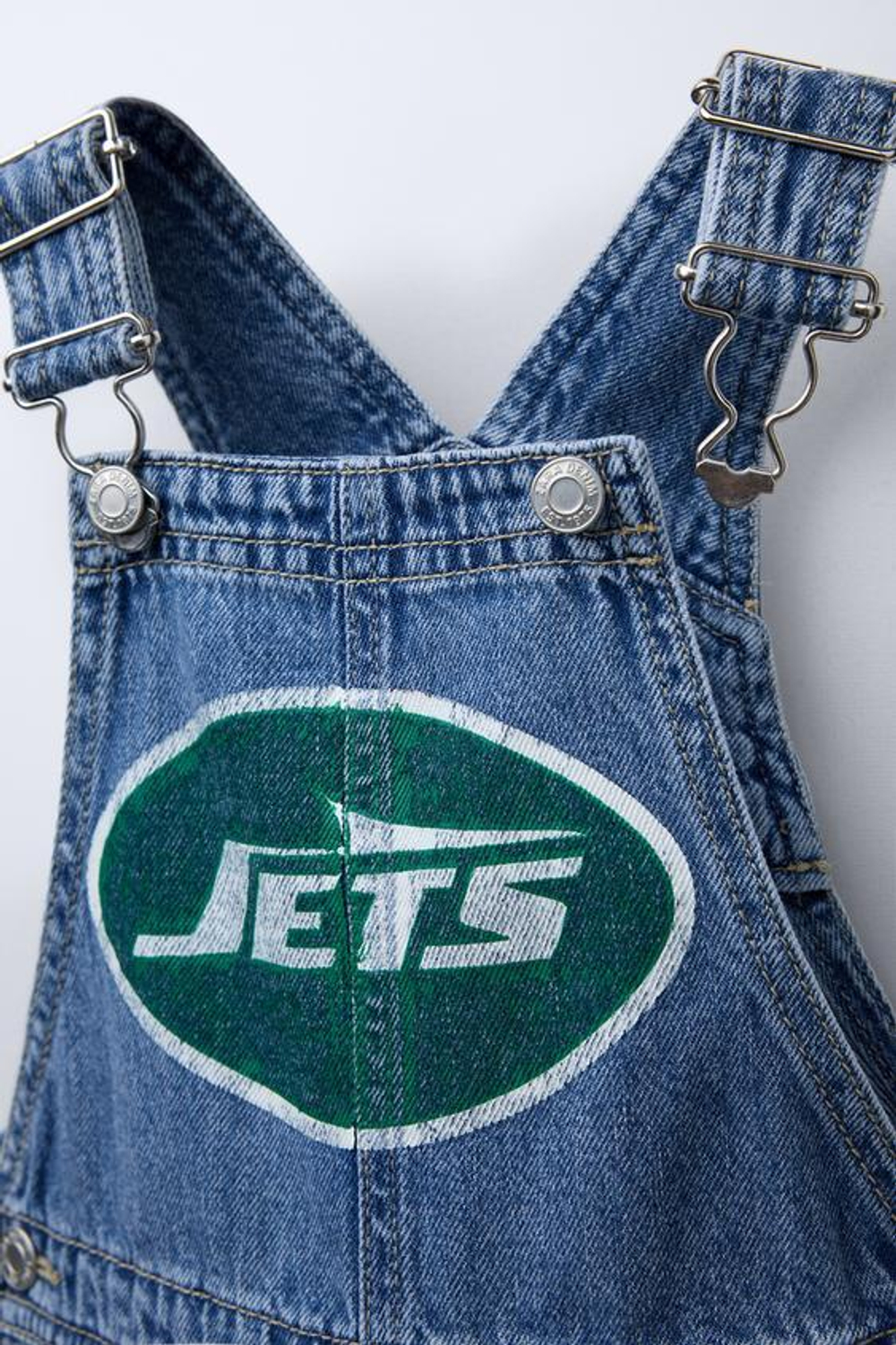 ZARA ДЖИНСОВЫЙ КОМБИНЕЗОН С ПРИНТОМ NEW YORK JETS © NFL, ВЫЦВЕТШИЙ СИНИЙ