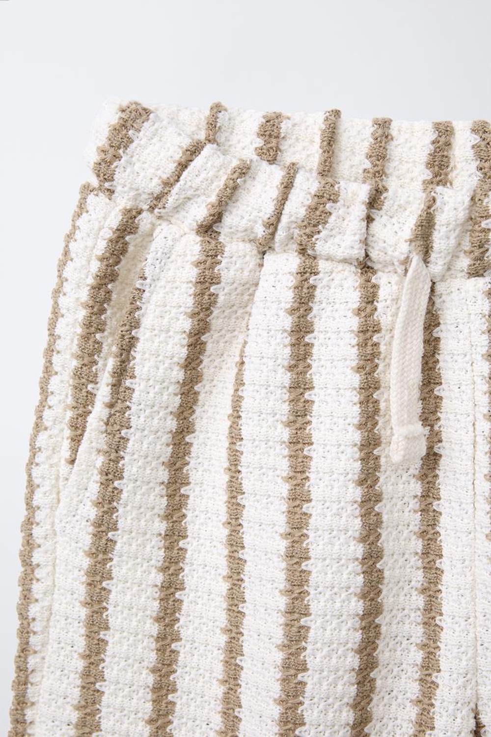 ZARA ШОРТЫ ИЗ РЕЛЬЕФНОЙ ТКАНИ В ПОЛОСКУ, ЭКРЮ/БЕЖЕВЫЙ