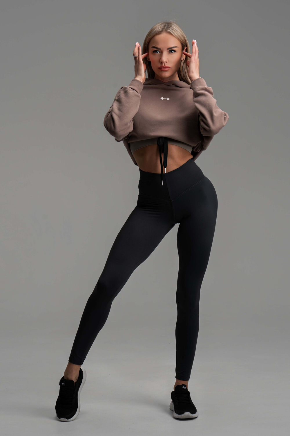 Укороченная толстовка Nebbia 421 GLoose Fit Crop Hoodie Iconic Brown