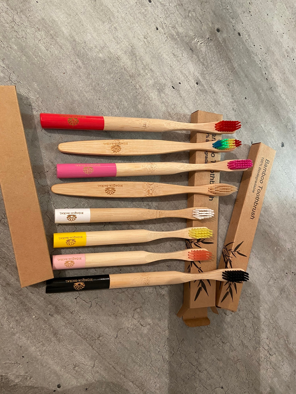 Детская Зубная щетка из бамбука, щетина с угольным напылением,bamboobrush, ​1 шт. (средняя жесткость), круглая ручка. цвета в ассортименте.
