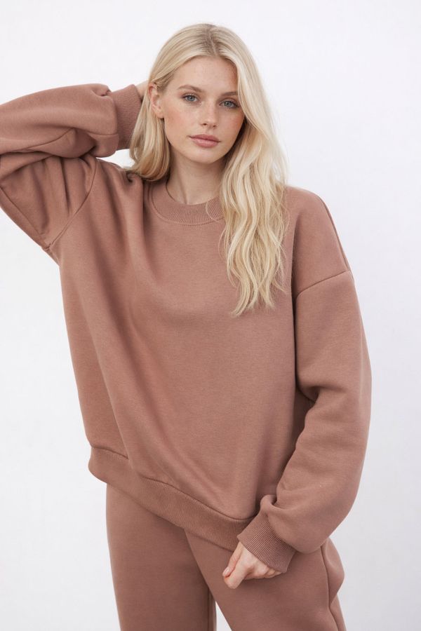 Утепленный свитшот цвета молочный шоколад