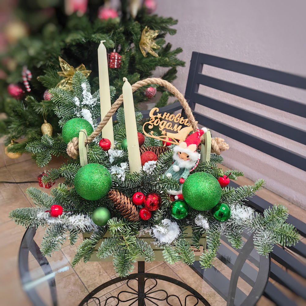 Новогодняя композиция в деревянном ящике