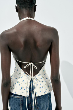 ZARA ТОП ИЗ ПОПЛИНА С ЦВЕТОЧНЫМ ПРИНТОМ И ГОРЛОВИНОЙ ХАЛТЕР, ЭКРЮ/СИНИЙ