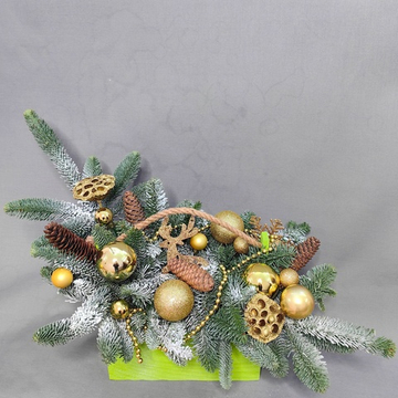 Новогодняя композиция в деревянном ящике