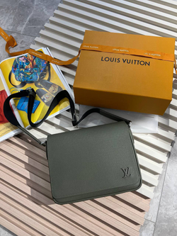 Сумка-мессенджер Louis Vuitton