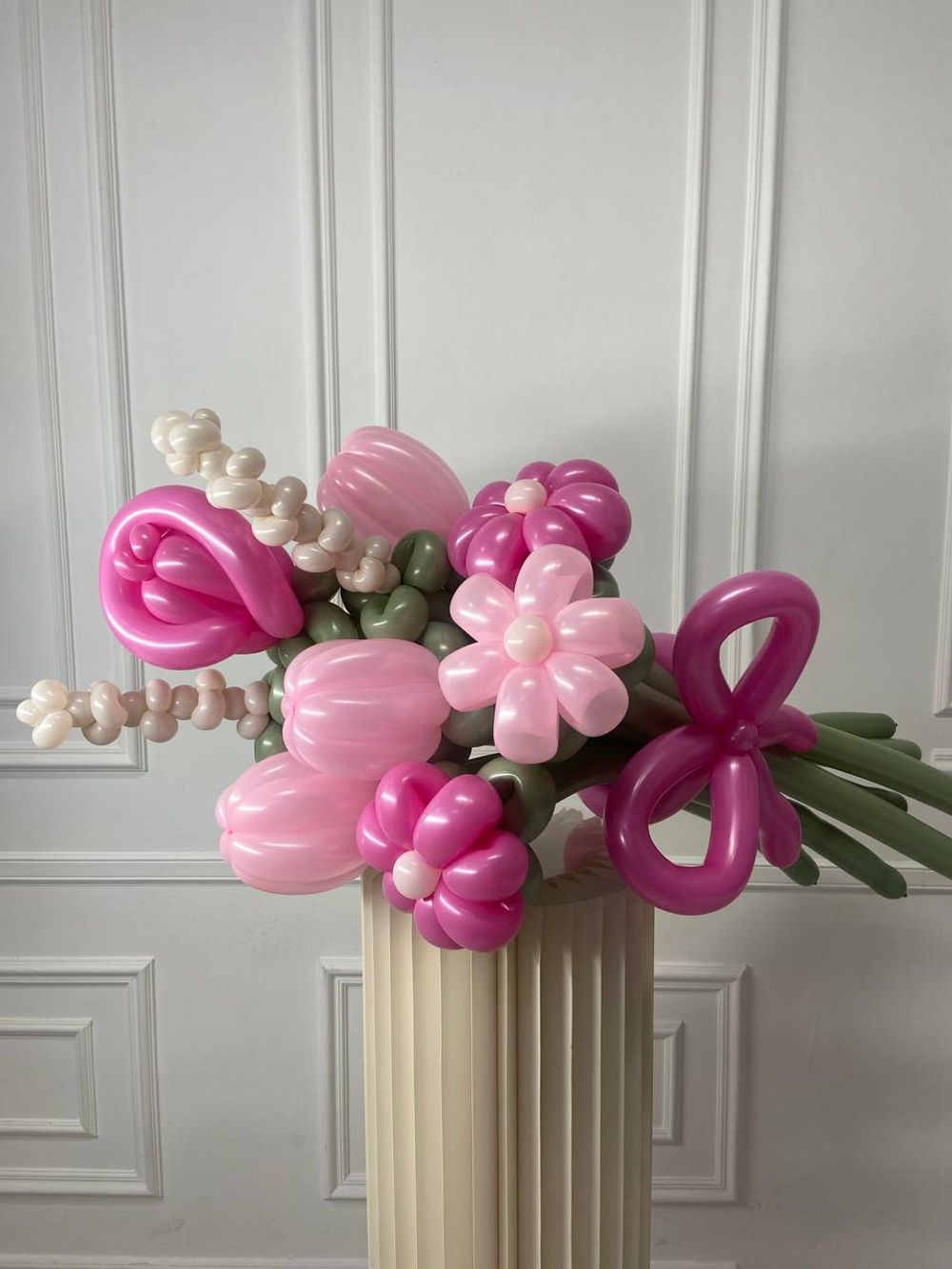 Цветы из воздушных шариков в розовых тонах