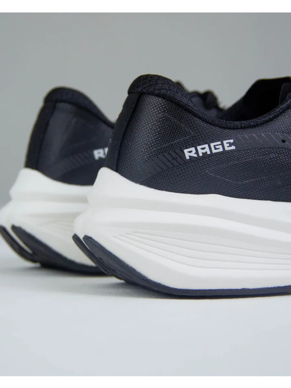 Беговые кроссовки с сетчатой, дышащей подкладой.