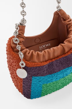 Loewe Мини-сумка-мешок Squeeze из кожи с бисером, карамельный