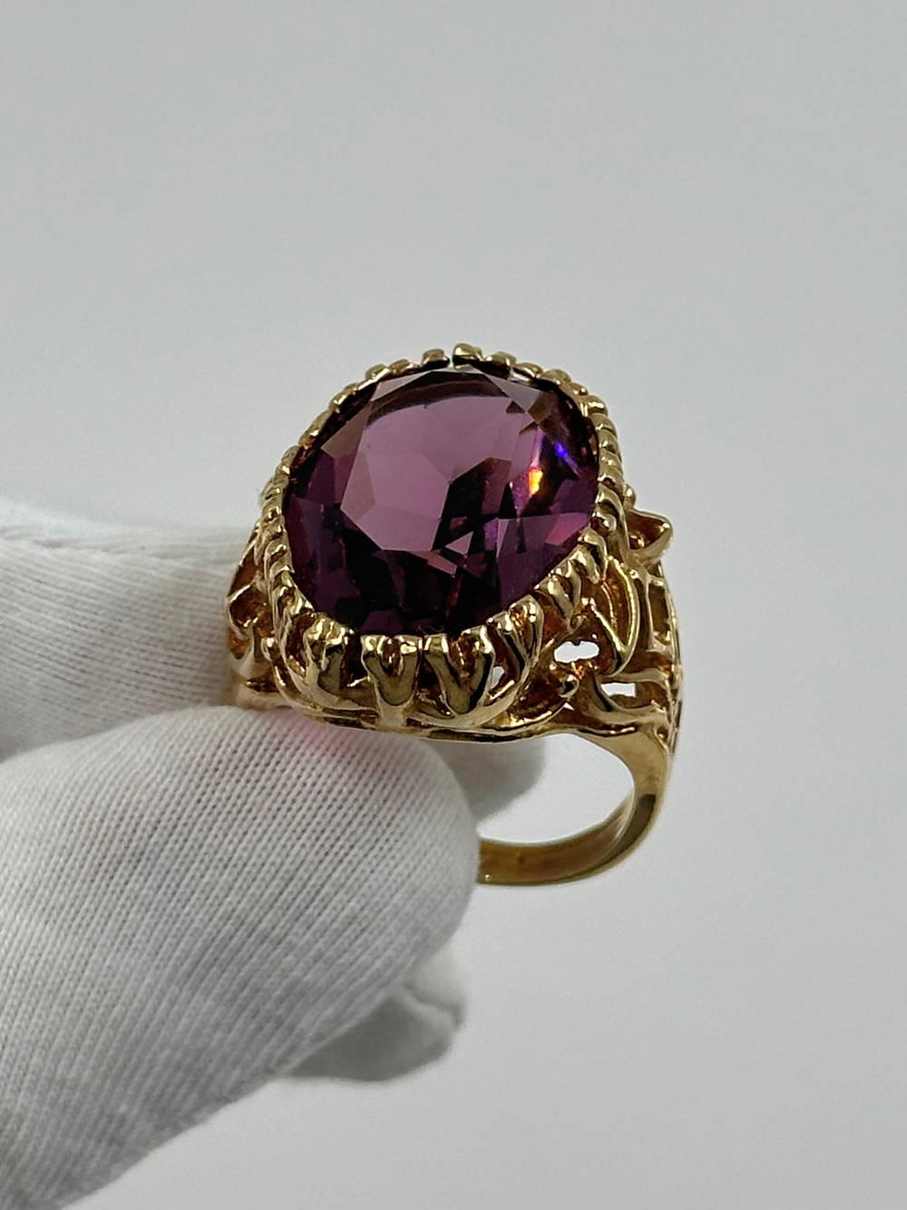 Кольцо с фиолетовым кристаллом