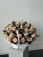 Цветочная корзина из роз и эвкалипта размер L