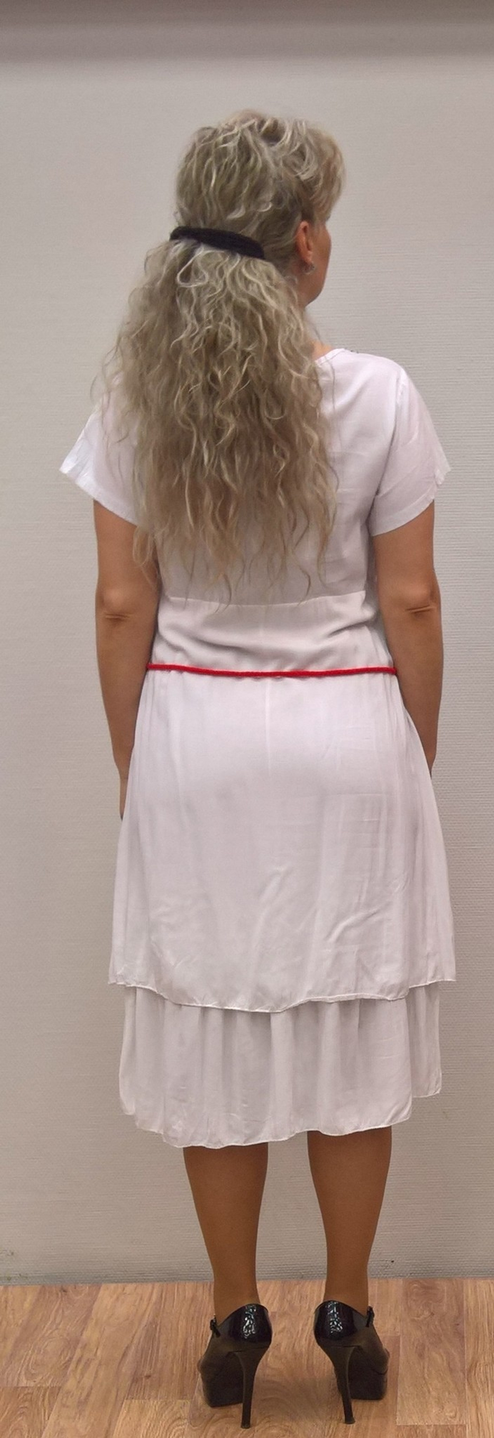 Оригинальное белое платье с красным принтом.