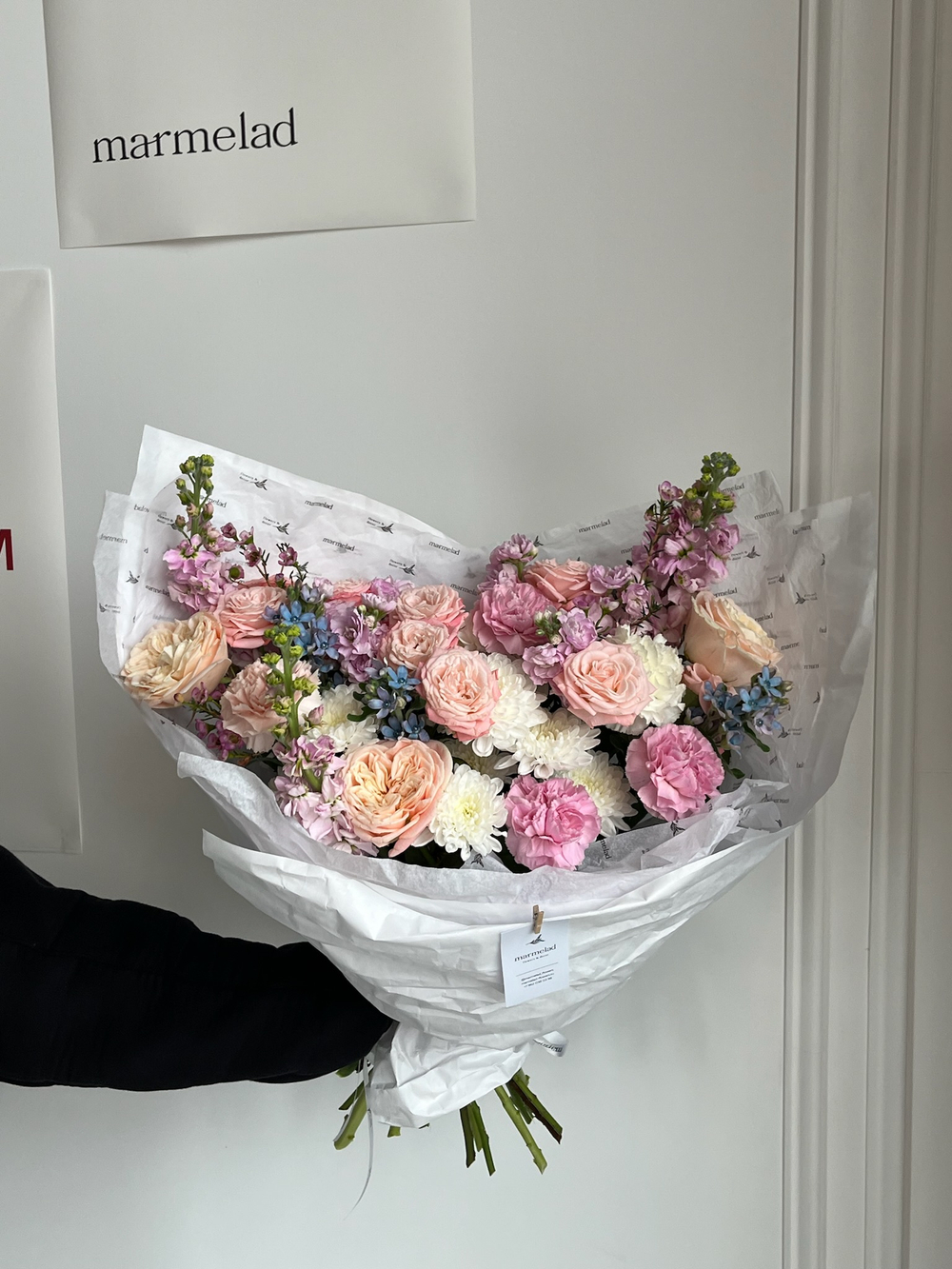 Букет из кустовых пионовидных роз, окипеталума, маттиолы, диантусов и хризантемы