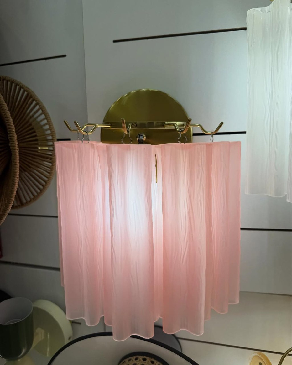 Элегантное настенное бра с фактурным стеклом