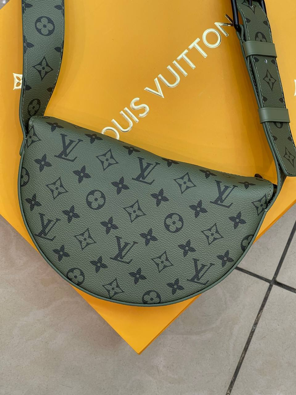 Сумка-мессенджер Louis Vuitton