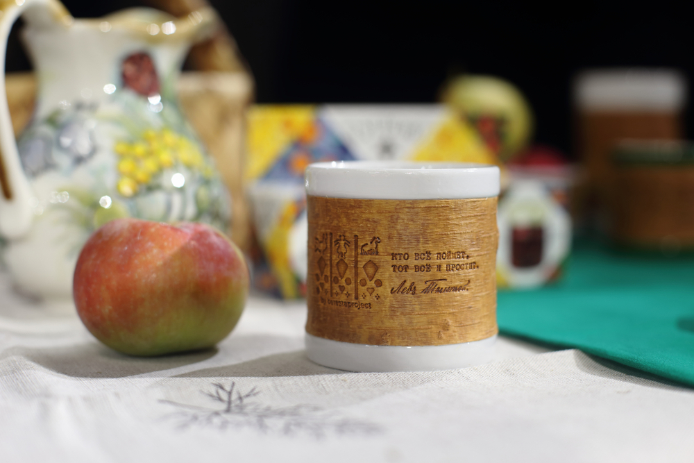 Кружка большая фарфоровая без ручки c берестой и с цитатами Толстого. Tolstoy forever.