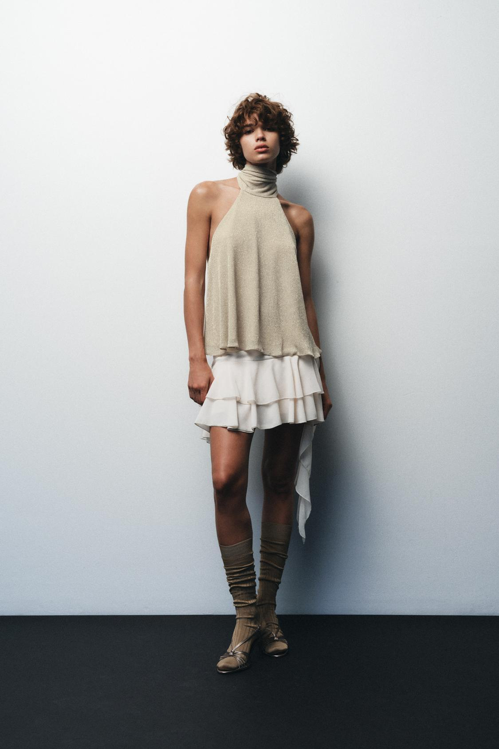 ZARA ТОП С ГОРЛОВИНОЙ ХАЛТЕР ИЗ МЕТАЛЛИЗИРОВАННОЙ НИТИ, ЗОЛОТИСТЫЙ