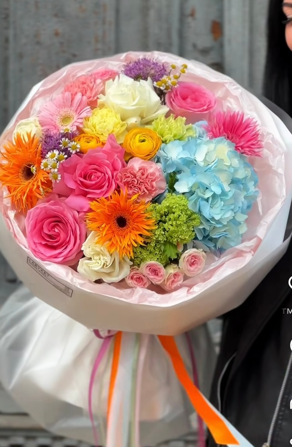 Дофаминовый букет(гербера оранжевая,роза розовая,гортензия голубая,роза кустовая нежно розовая,роза белая,гвоздика лимонная,рунукулюс оранжевый,гербера розовая,ромашка кустовая)