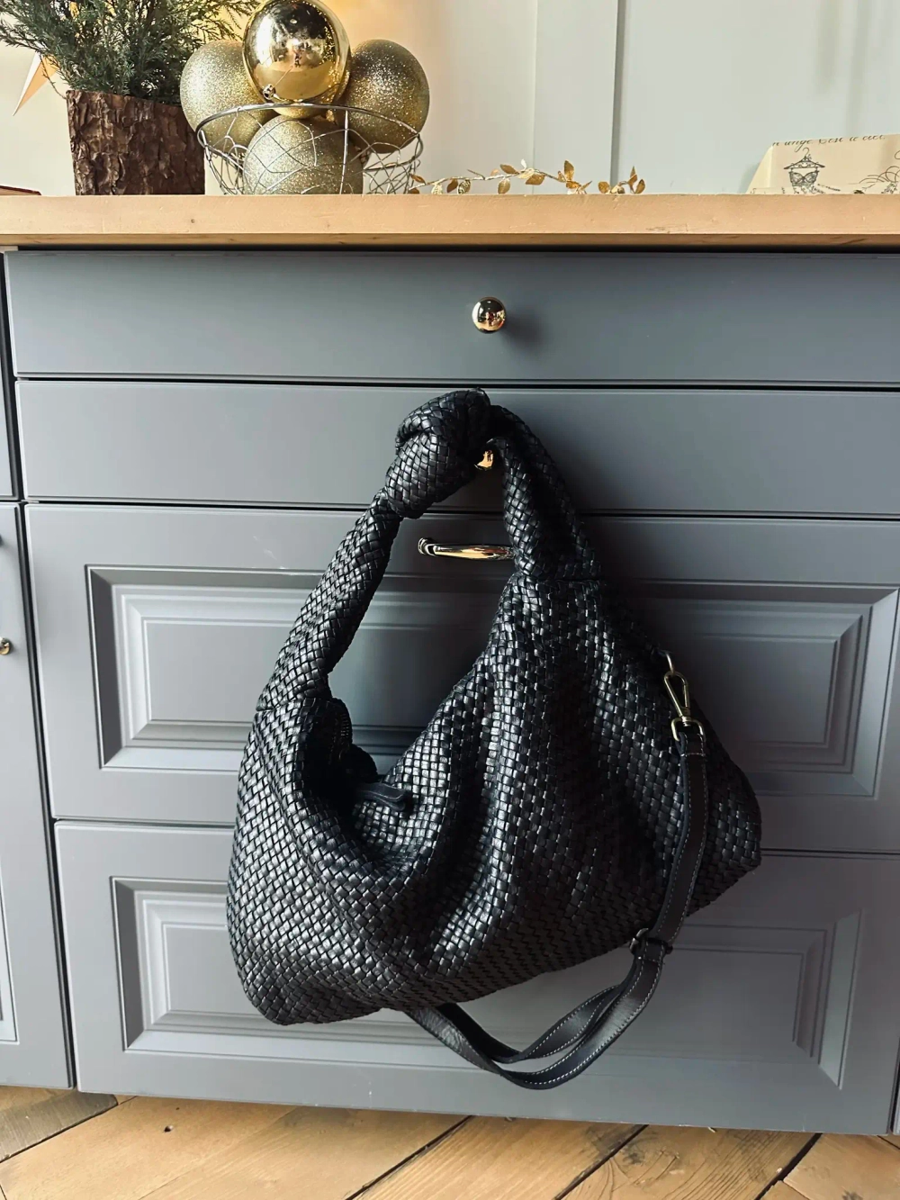 Женская большая плетеная сумка хобо из натуральной винтажной кожи черного цвета