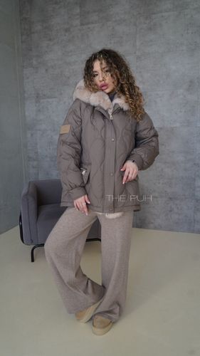 Стеганый пуховик в цвете капучино с мехом из песца