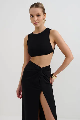 Топ укороченный с перекрутом из вискозы черного цвета