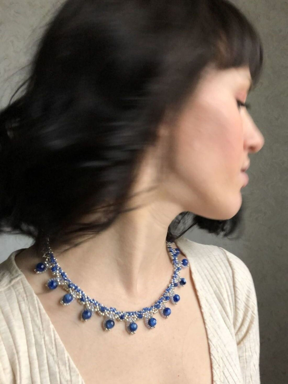 Колье "Черепица" ручной работы из бисера и камня Кианит