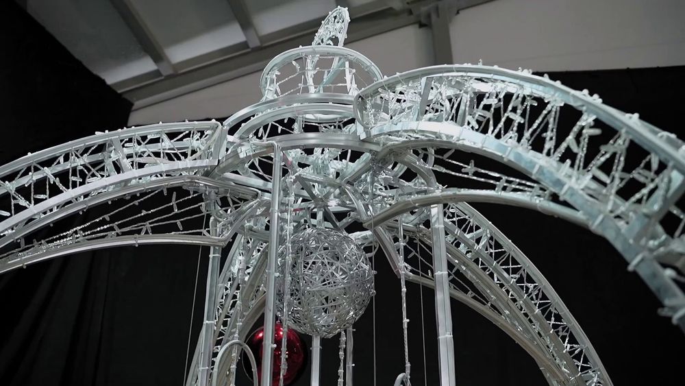 Светодиодная конструкция со скамейкой "Елочный шар с подвесками"