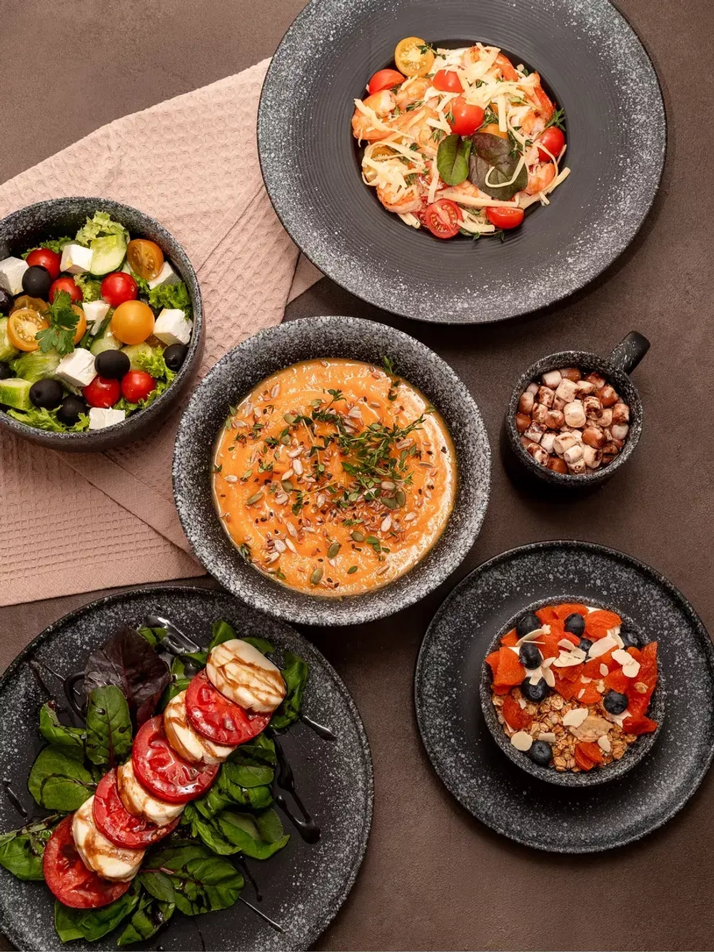 Набор посуды 6 тарелок глубокие черные салатник 20 см