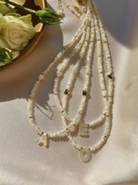 Именной перламутровый чокер с буквой из перламутра на выбор