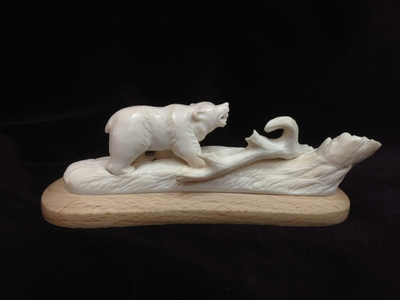 Медведь в лесу, скульптура из кости